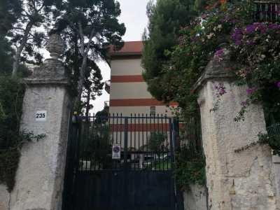 Proseguiamo su via Fanelli costeggiando la recinzione perimetrale che, dopo una decina di metri, si apre grazie a un secondo varco limitato da due pilastri in pietra che reggono due decori a pigna
